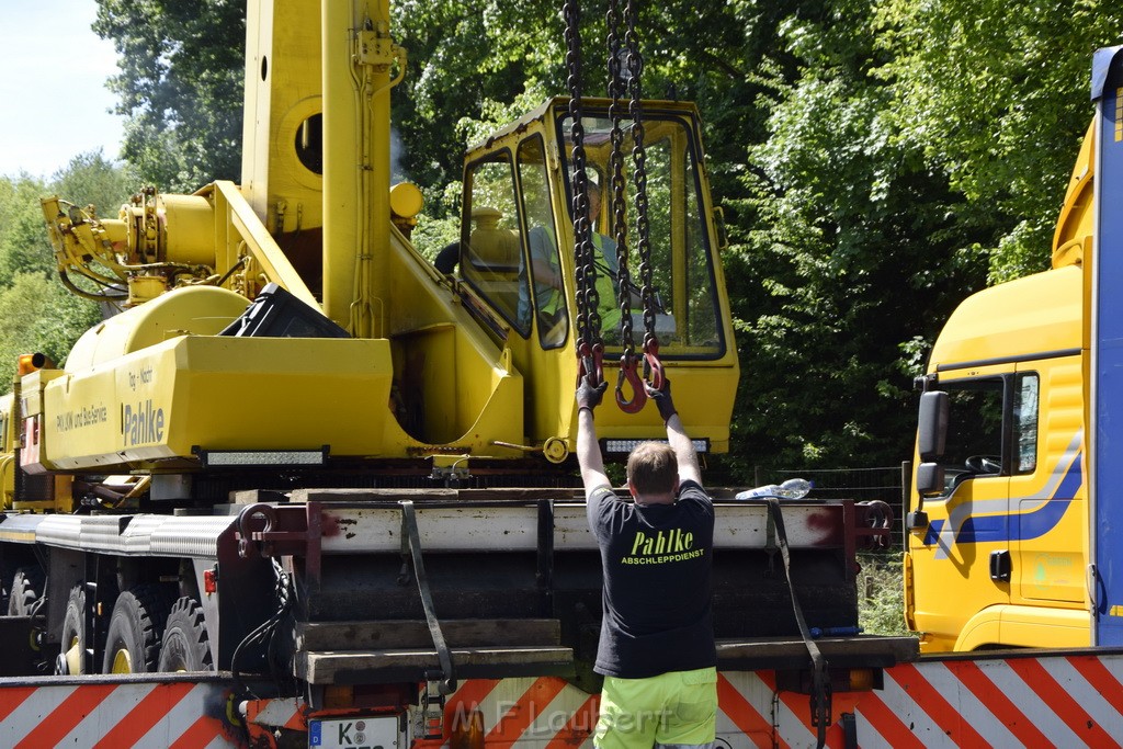 LKW in Boeschung A 3 Rich Frankfurt Hoehe Roesrath Lohmar P223.JPG - Miklos Laubert